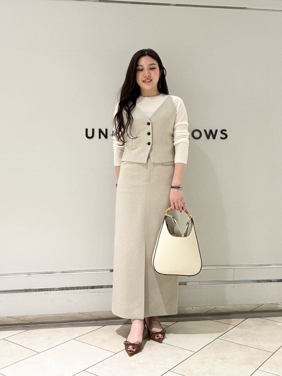 ベージュのセットアップを着た女性