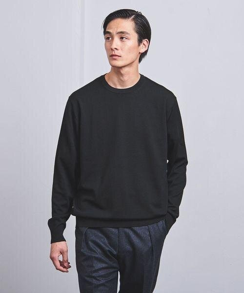 ほどよくゆったりとした服を着た男性