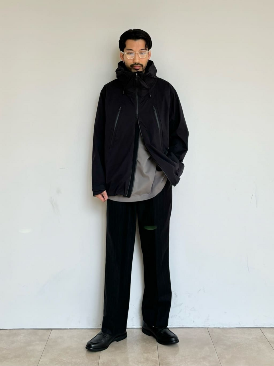 シェルジャケットを着た男性