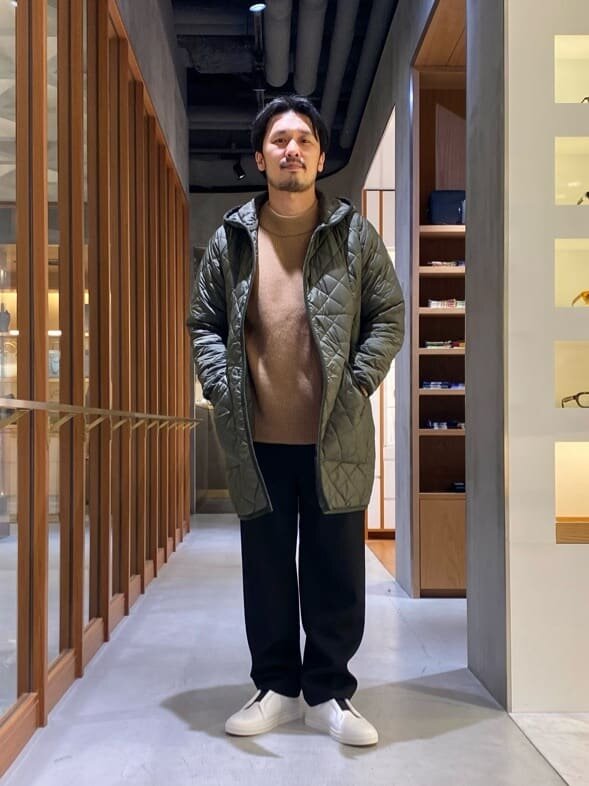 シェルジャケットを着た男性