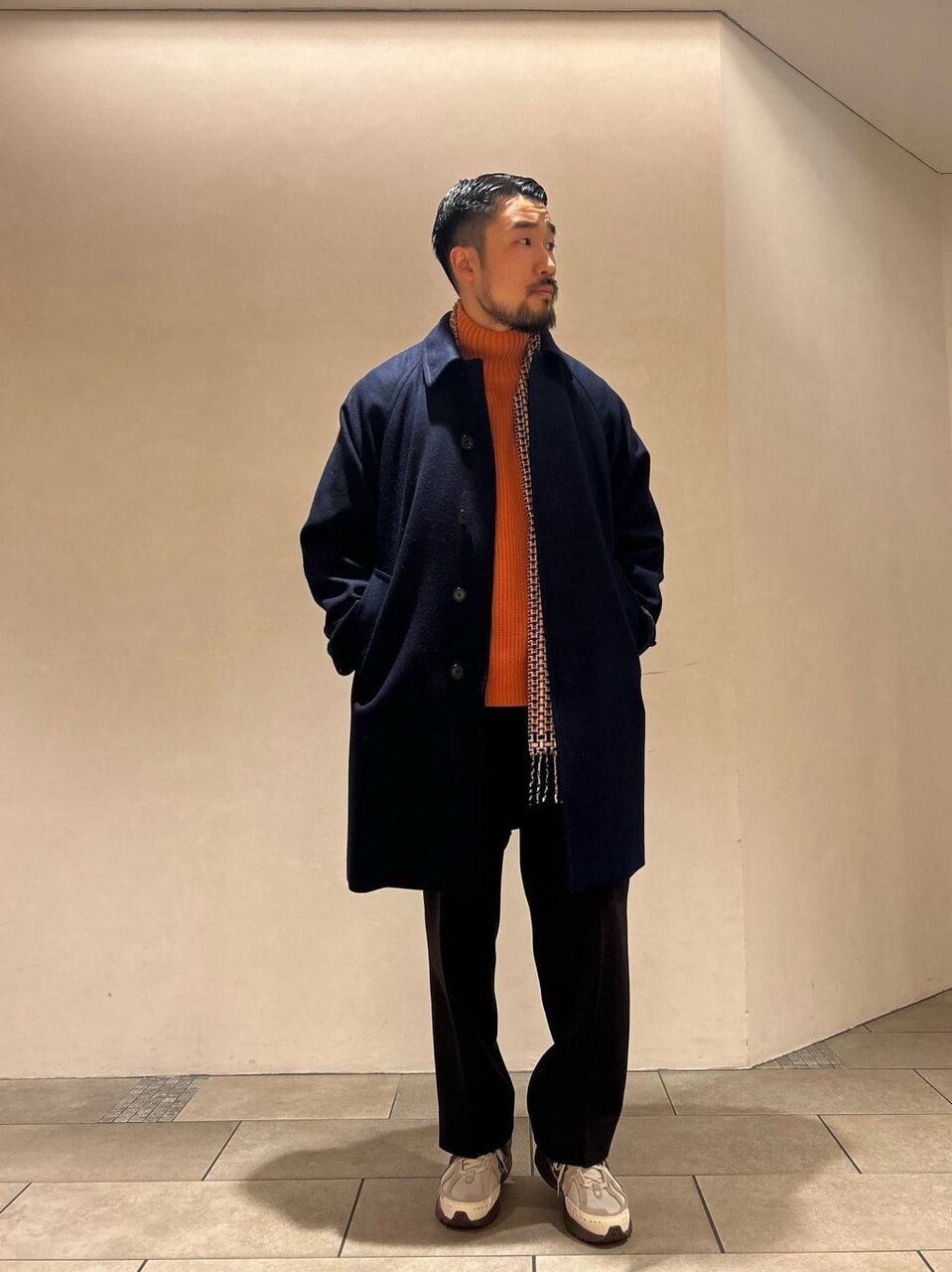 シェルジャケットを着た男性