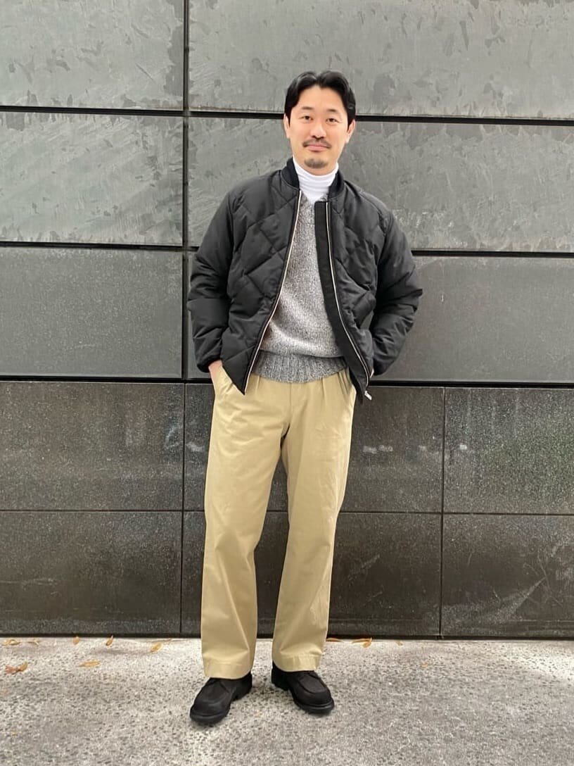 シェルジャケットを着た男性