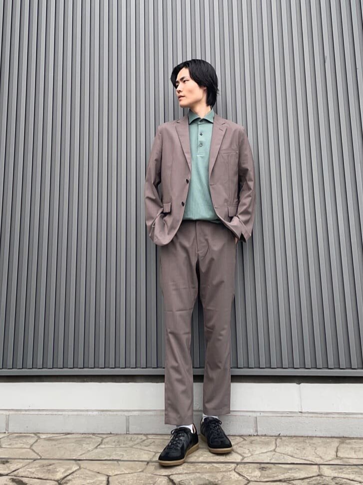 カーディガンとイージーパンツを着た男性