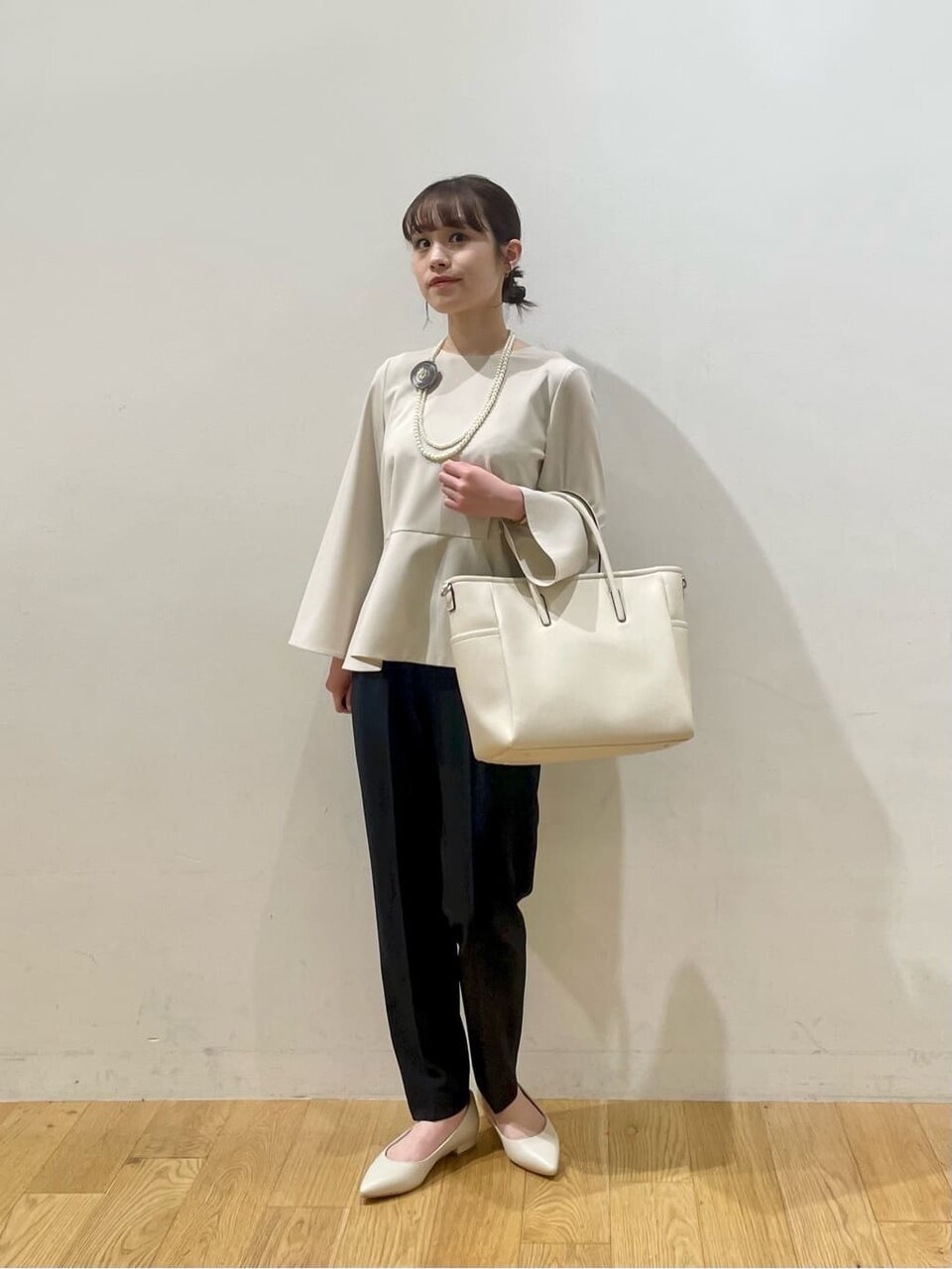テーパードパンツ×ペプラムブラウスのコーデ