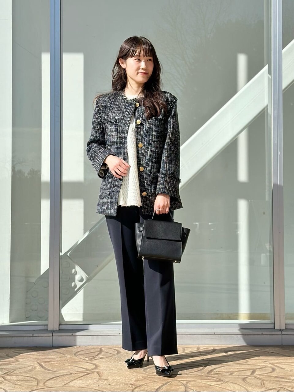 黒のバッグを持った女性