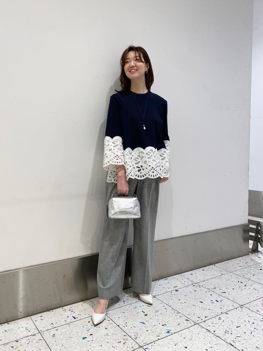 シルバーのバッグを持った女性