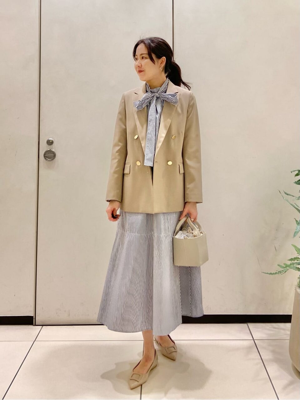 ストライプ柄ワンピース×ジャケットコーデの女性