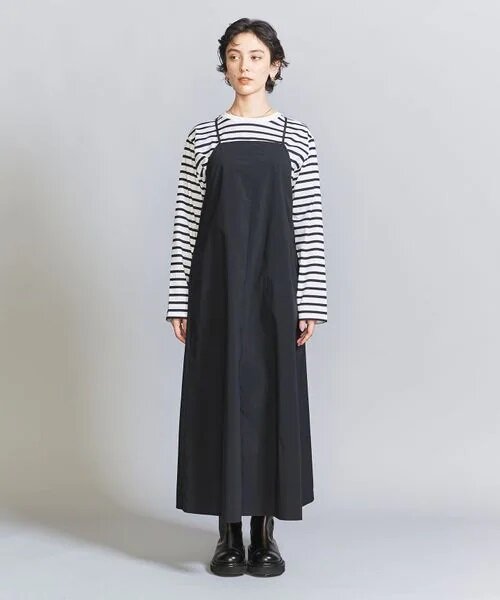 黒のキャミワンピースを着た女性