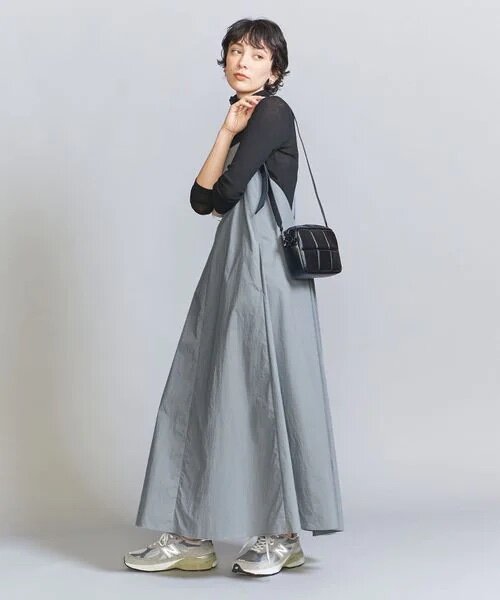 グレーのキャミワンピースを着た女性