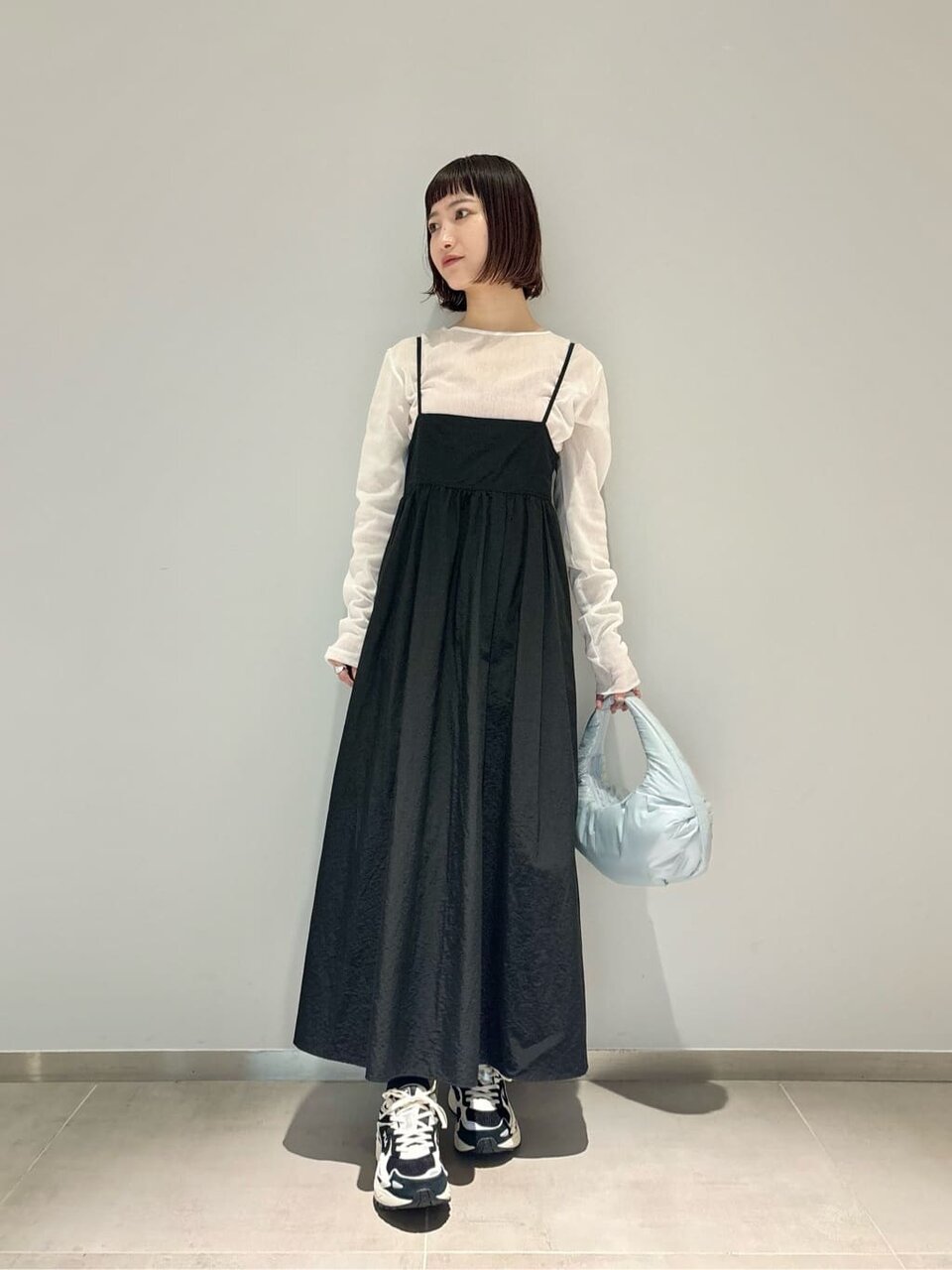 メッシュカットソー×キャミワンピースのコーデ