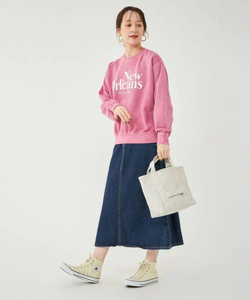 パステルカラーのトップスを着用する女性
