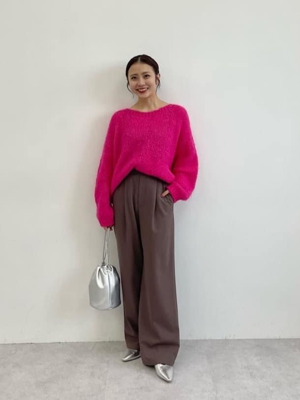 フューシャピンクのシューズを履く女性