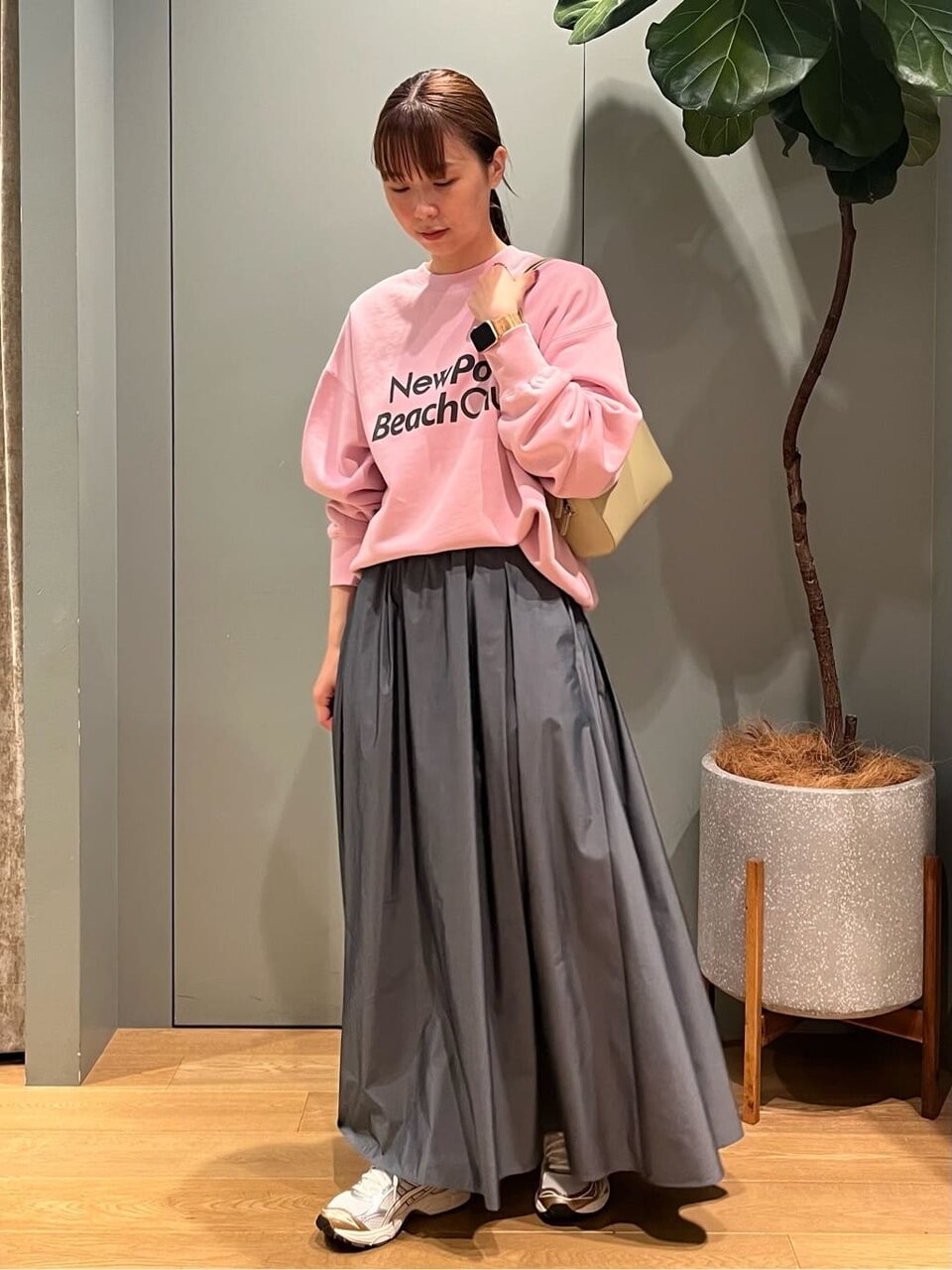 フューシャピンクのシューズを履く女性