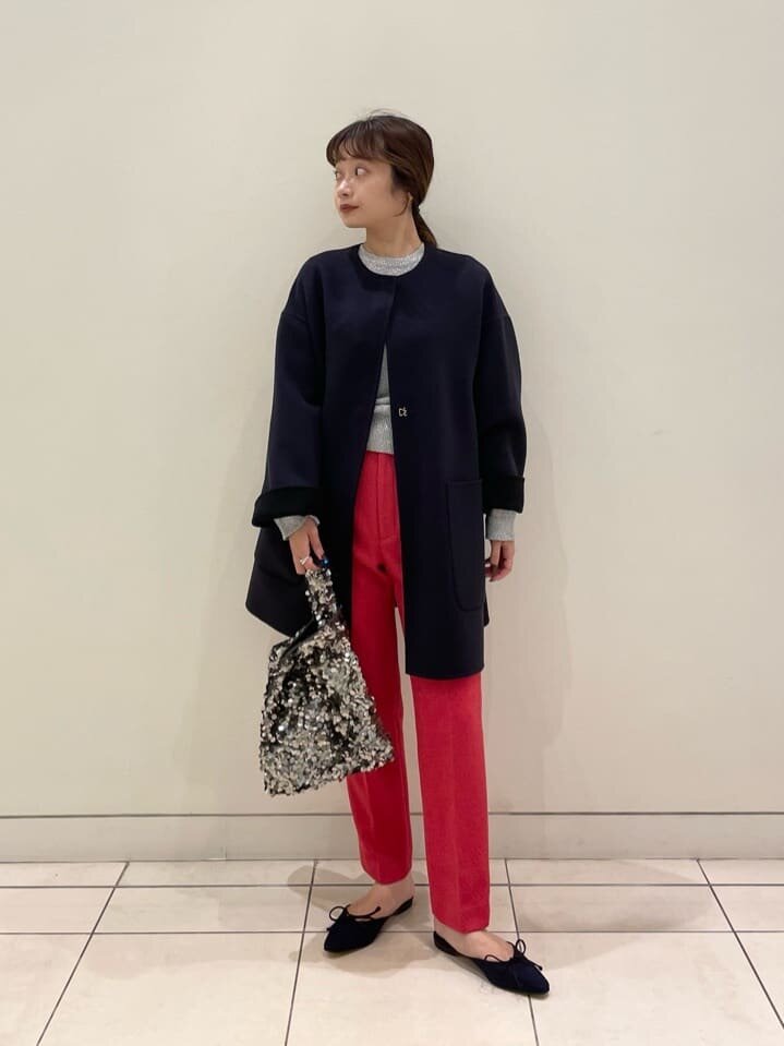 ライトピンクのパンツ×ロゴニットのコーデ