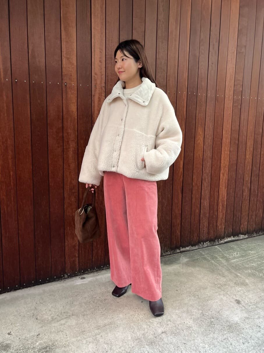 ライトピンクのパンツ×ロゴニットのコーデ