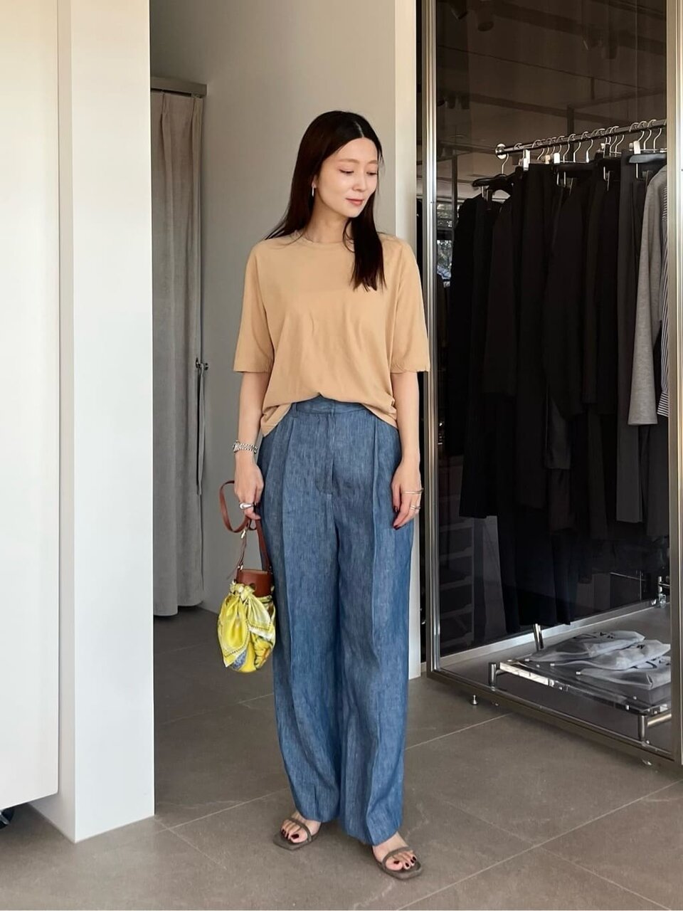 青のパンツとベージュのTシャツのコーデ