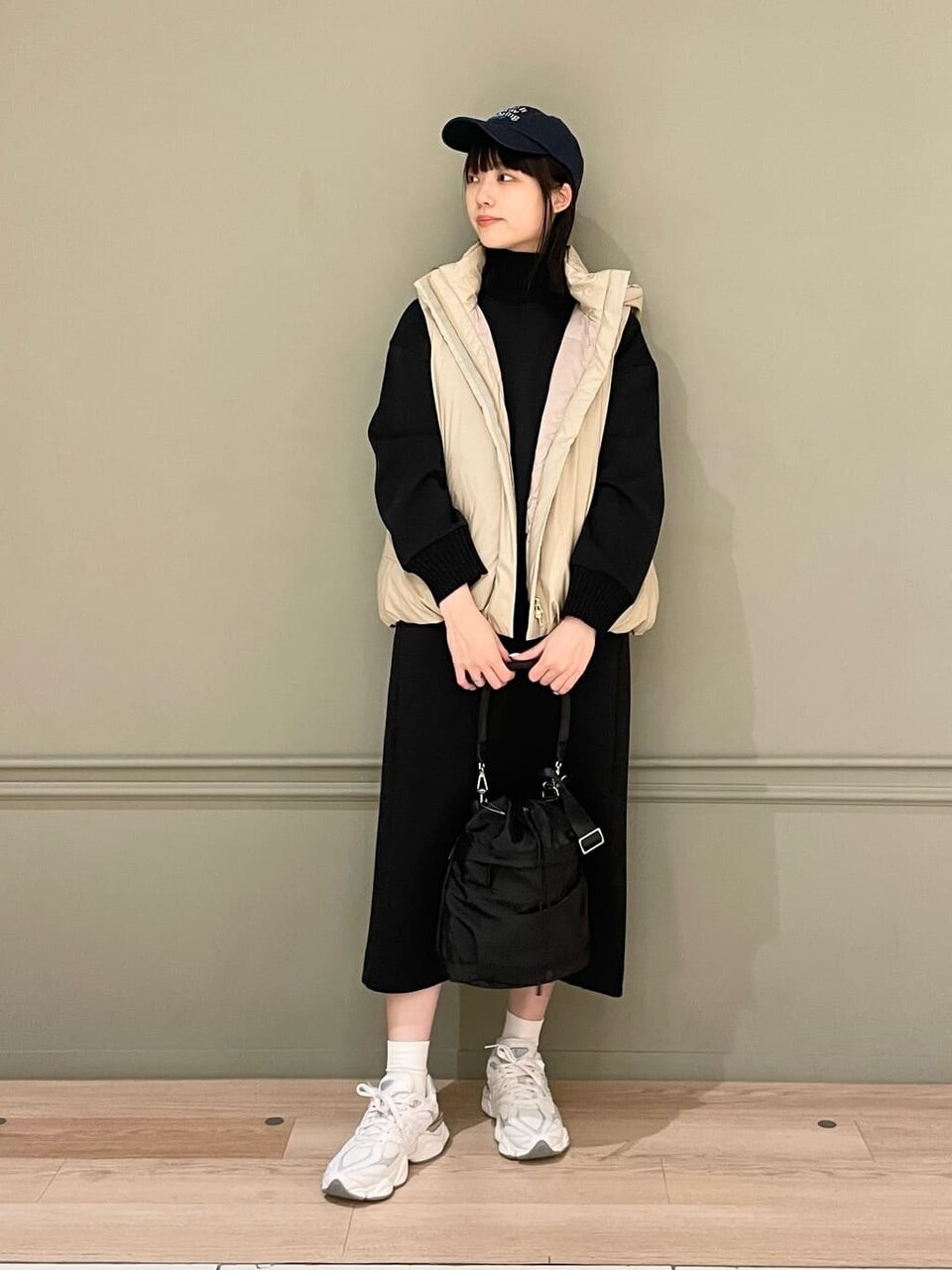 黒ワンピースとダウンベストのコーデ