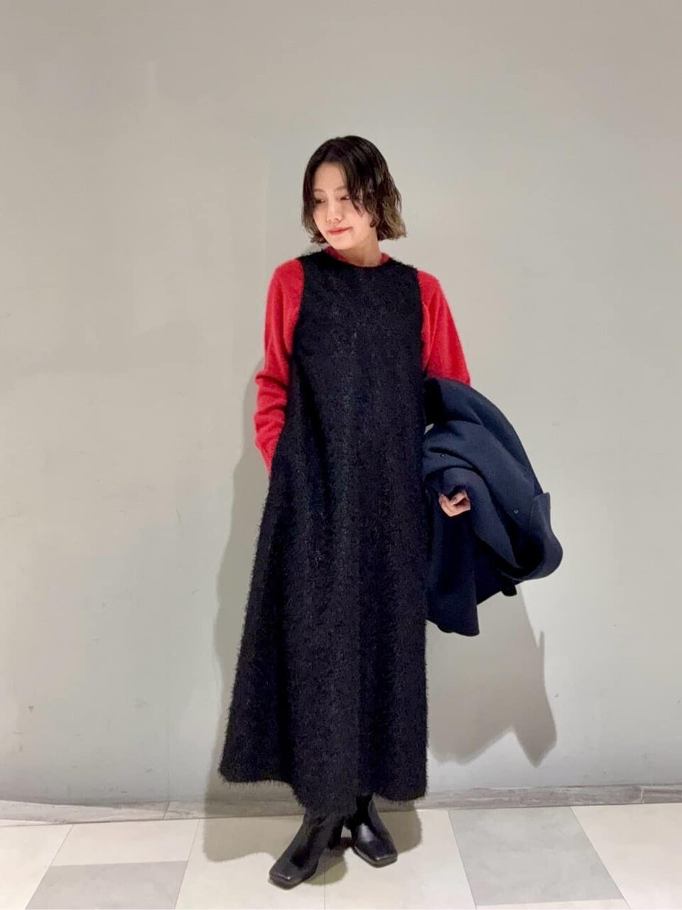 黒ワンピースとカーディガンのコーデ