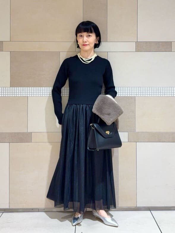 黒ワンピースとネックレスのコーデ