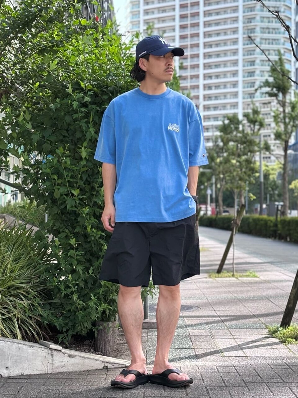 ネイビーのキャップとTシャツのコーデ