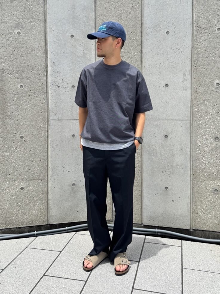 ネイビーのキャップとTシャツのコーデ