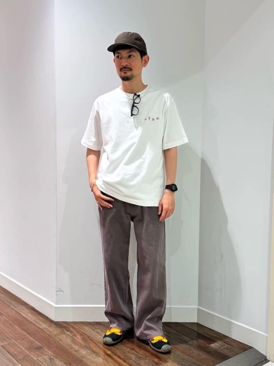 ブラウンのキャップとTシャツのコーデ
