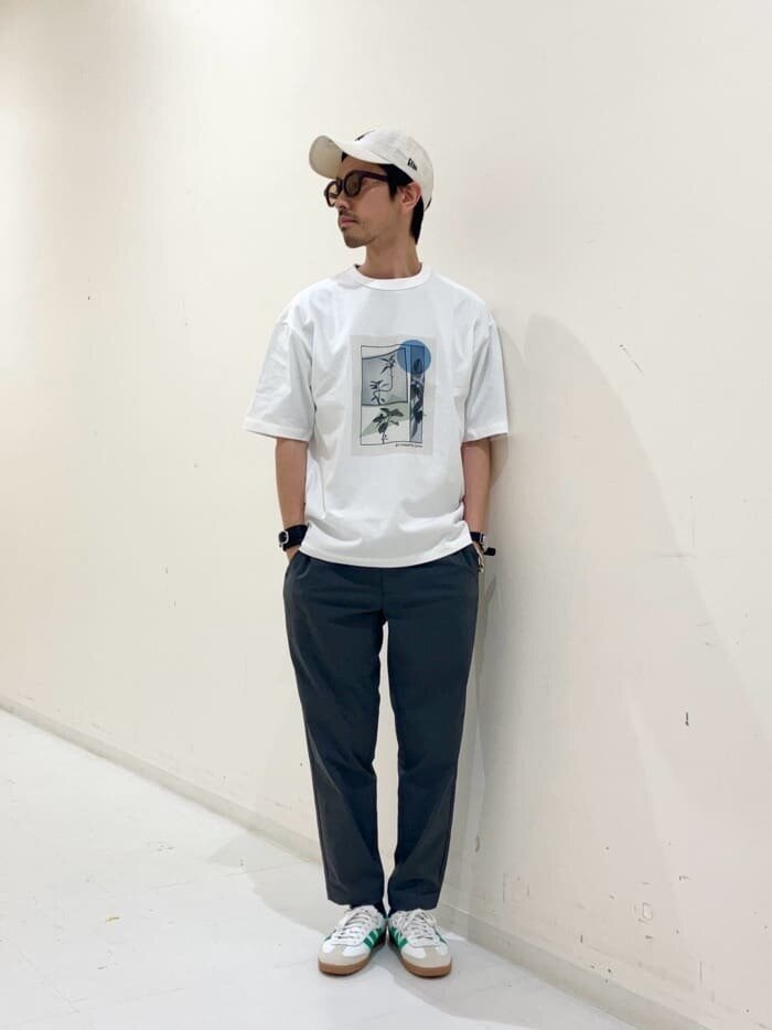 白のキャップとTシャツのコーデ