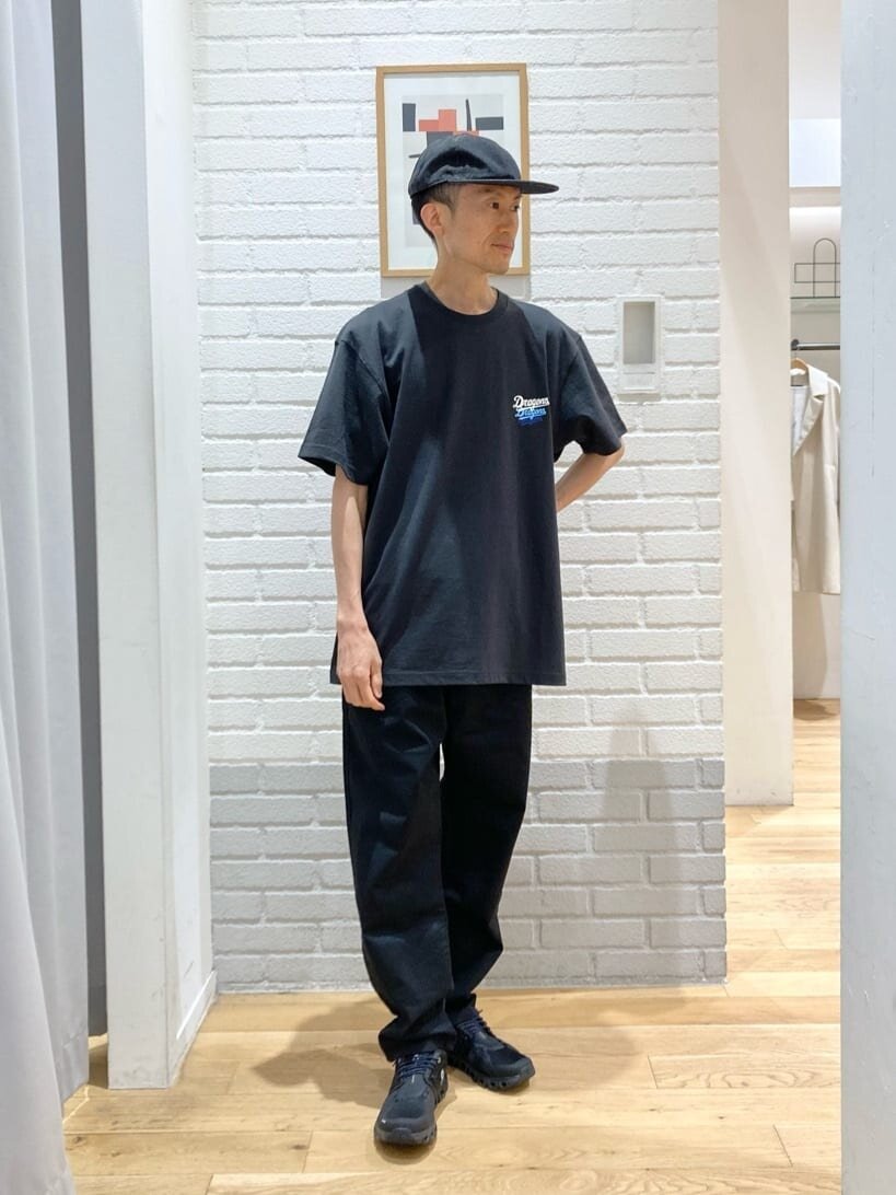 グレーのキャップとTシャツのコーデ
