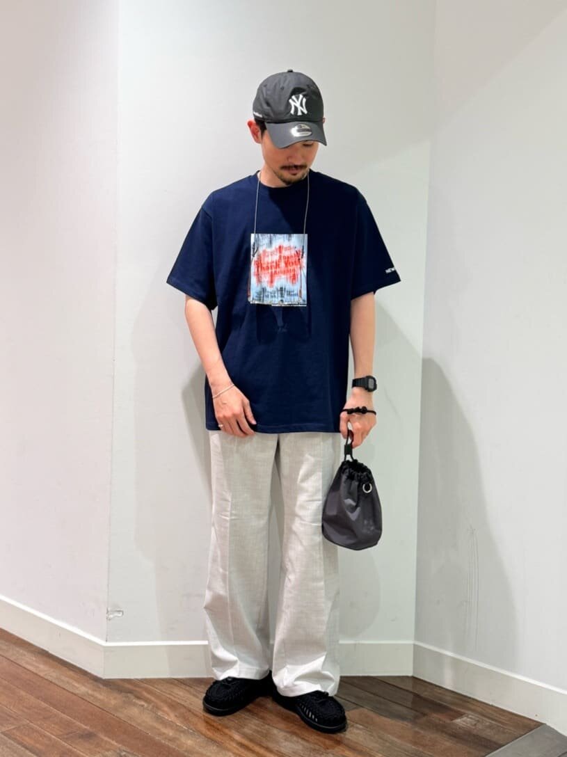グレーのキャップとTシャツのコーデ
