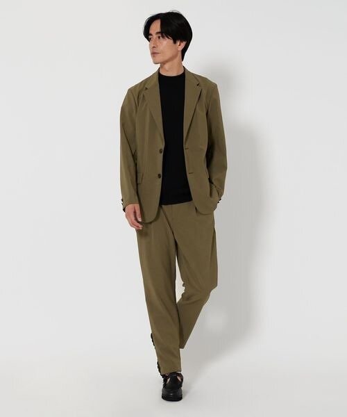 カーキのジャケットを着た男性