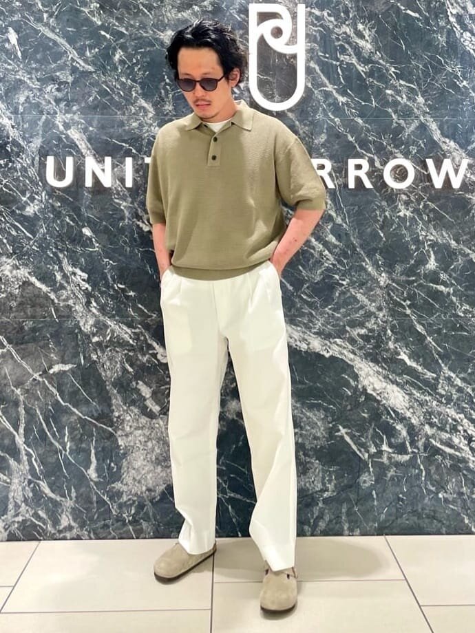 カーキのポロニット×白のチノパンツのコーデ