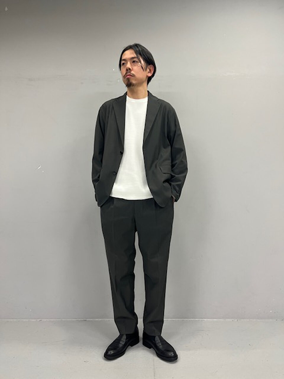 白のニット×カーキのセットアップのコーデ