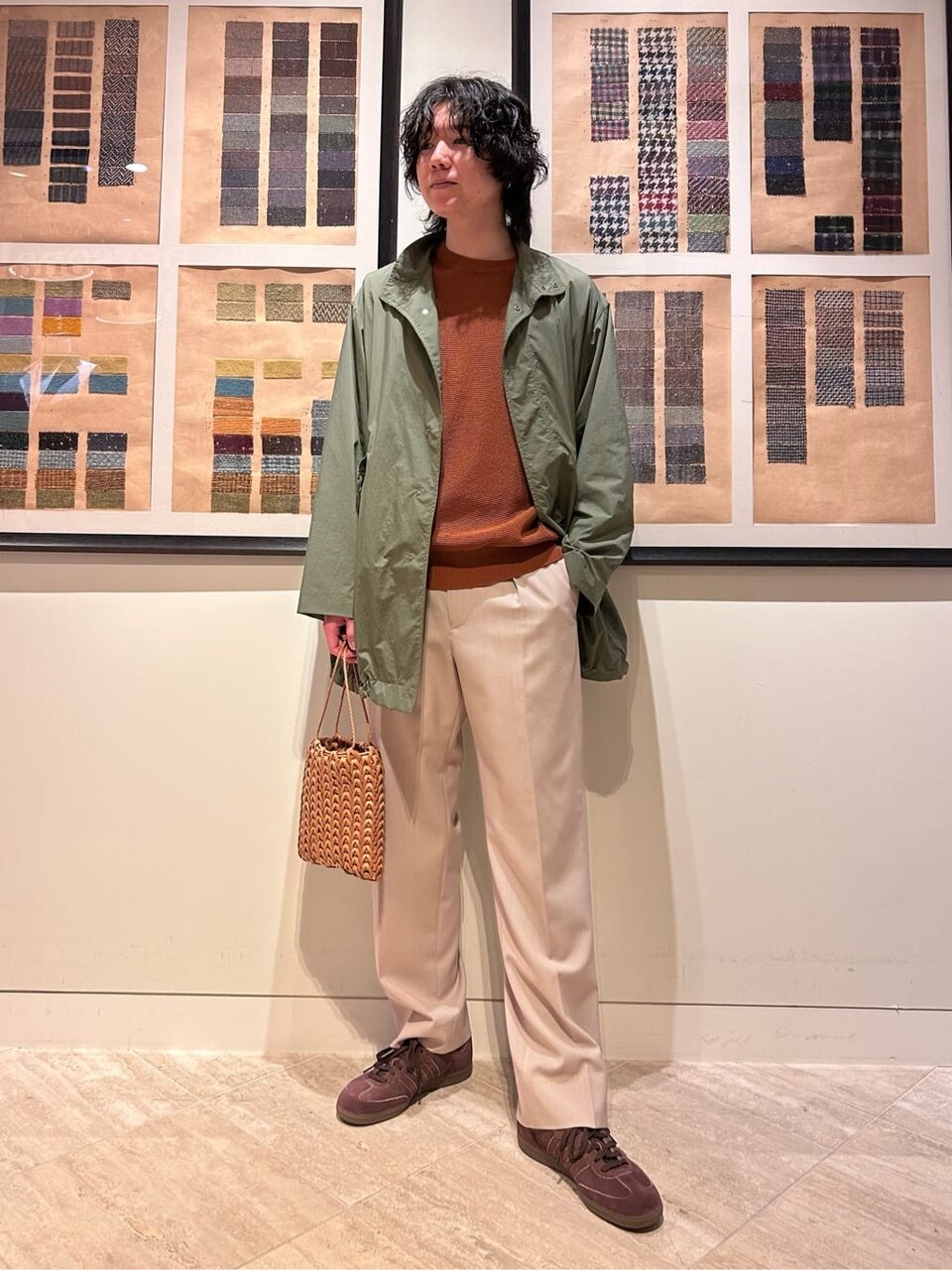 カーキのコート×ベージュのスラックスのコーデ