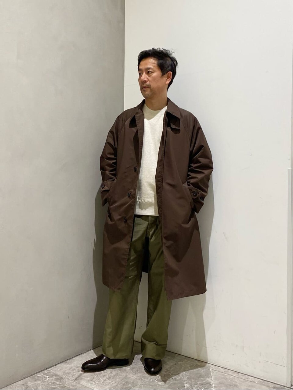 ブラウンのバルマカーンコート×カーキのベイカーパンツのコーデ