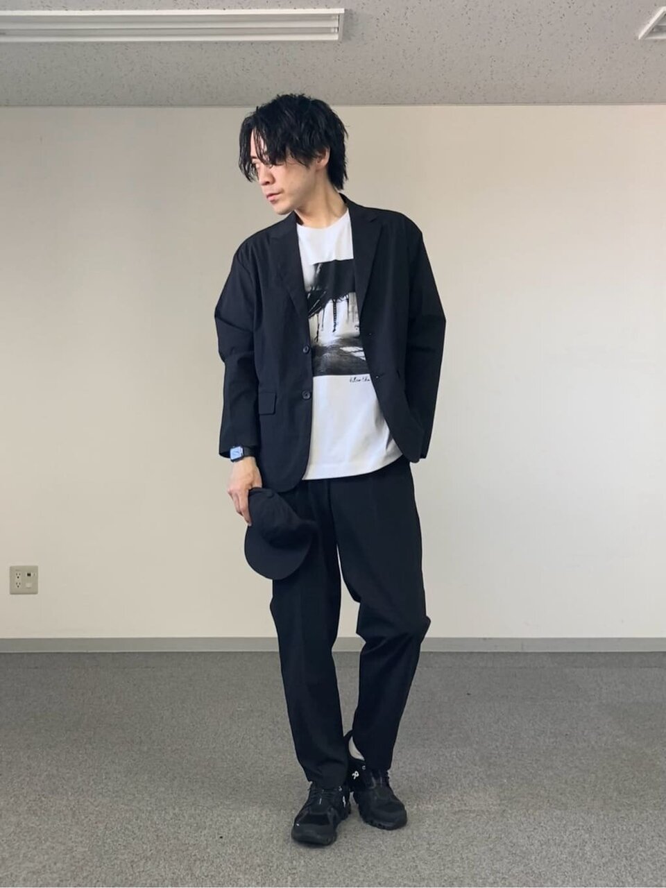 セットアップを着用した男性