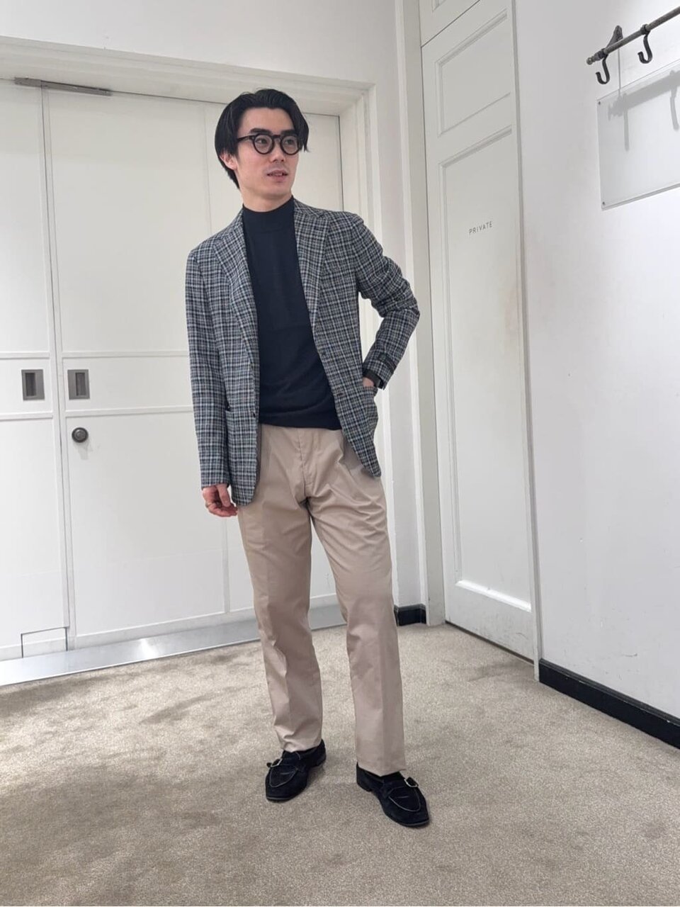 ネイビーニット×チノパンコーデ