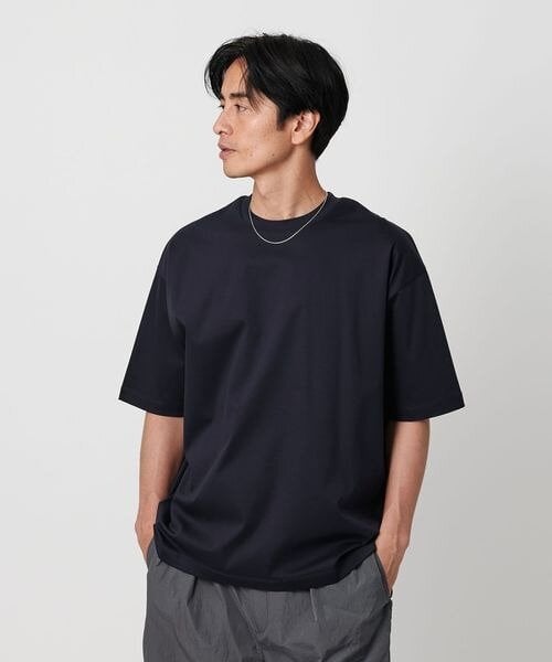 ネイビーのシンプルなTシャツ