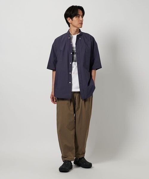 ネイビーシャツとカーキパンツコーデ