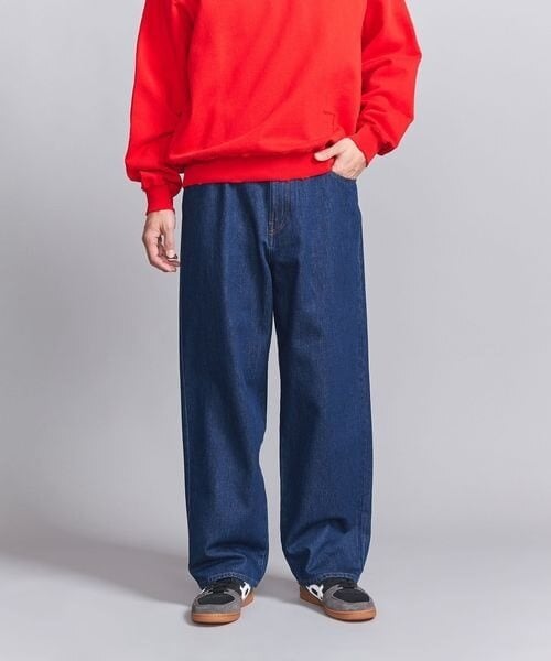 赤のトップス×ネイビーのデニムパンツコーデ