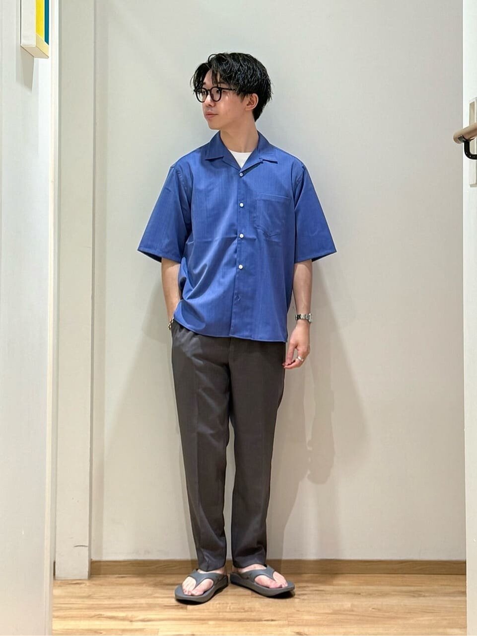 青シャツにサンダルをあわせたコーデ