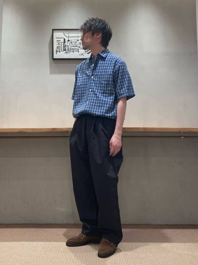 青シャツにイージーパンツをあわせたコーデ