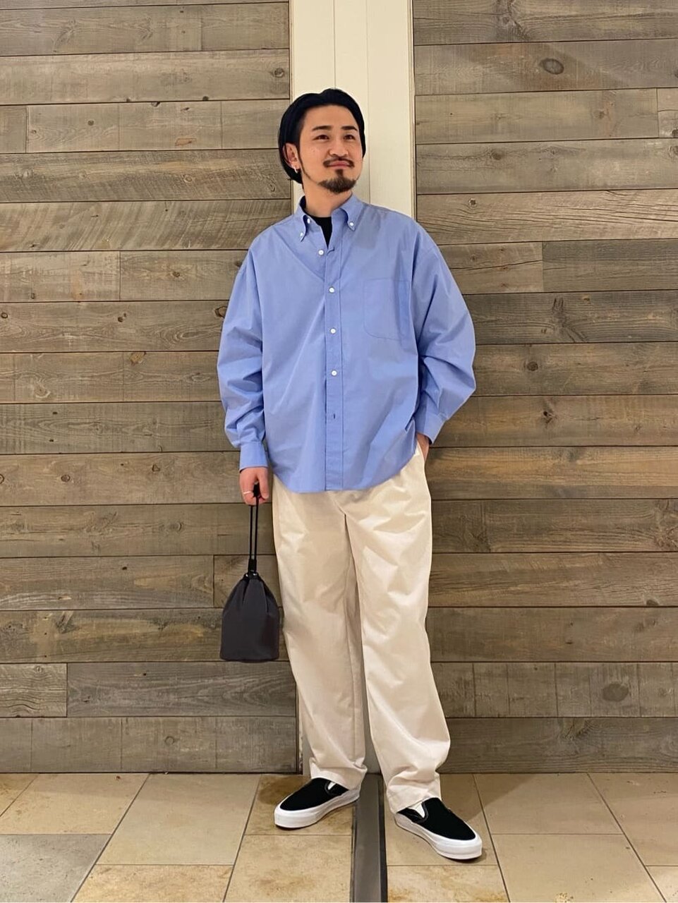 青シャツにチノパンをあわせたコーデ