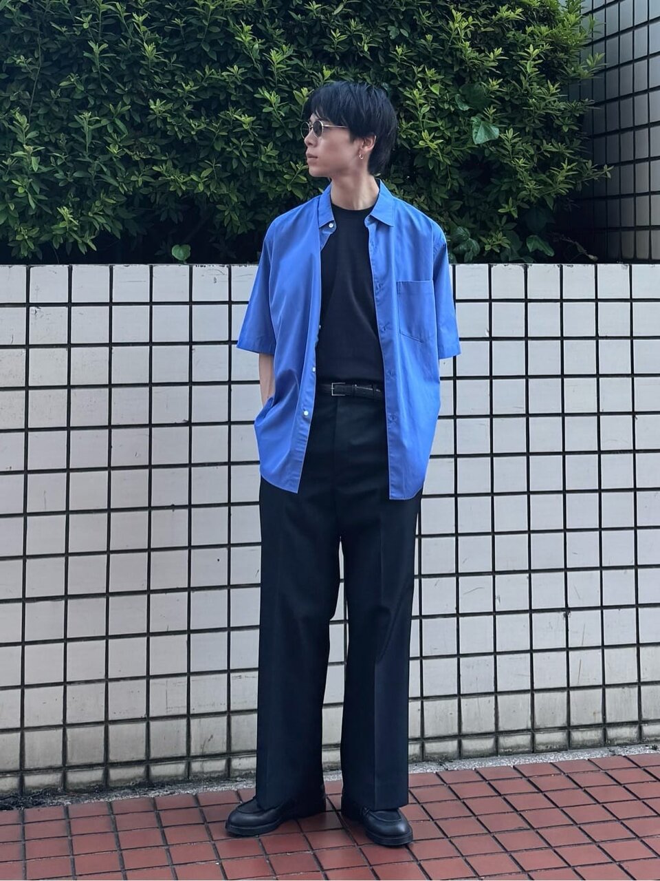 青シャツとTシャツをレイヤードしたコーデ