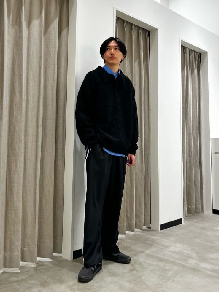 青シャツにニットをレイヤードしたコーデ