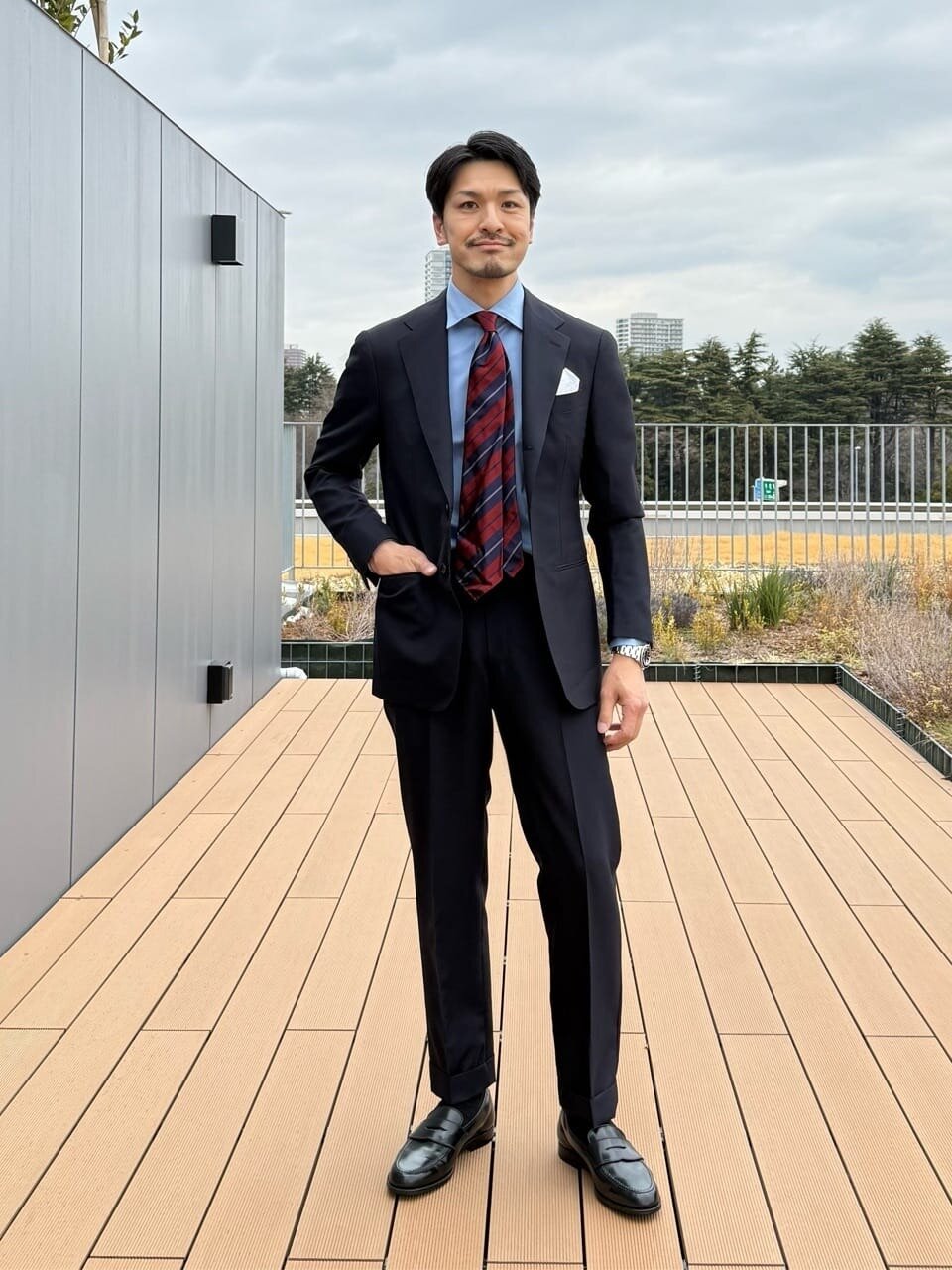 青シャツにスーツをあわせたコーデ