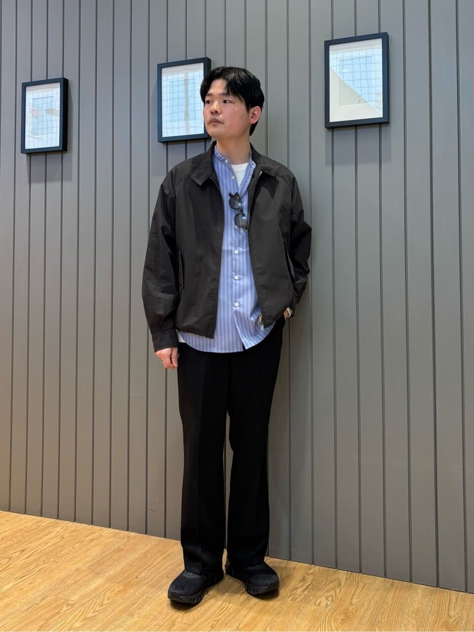 青シャツにブルゾンをあわせたコーデ