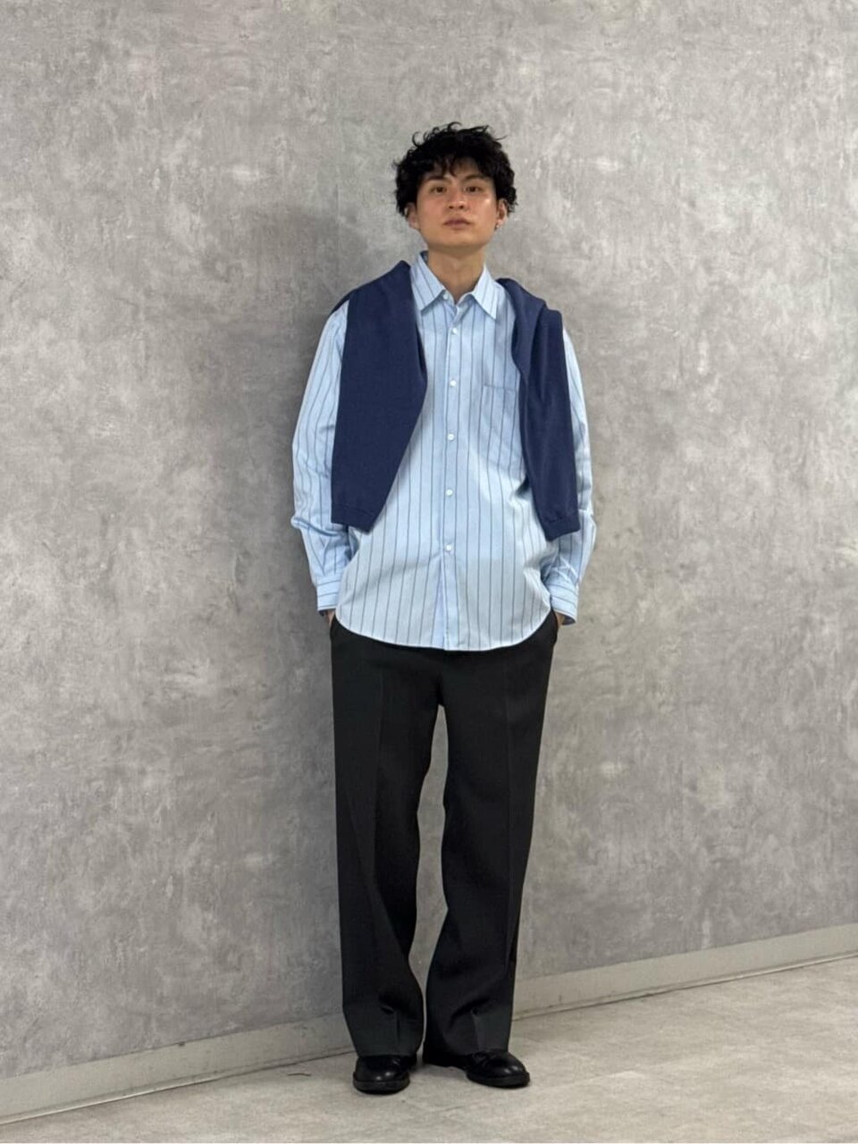 青シャツにスラックスをあわせたコーデ