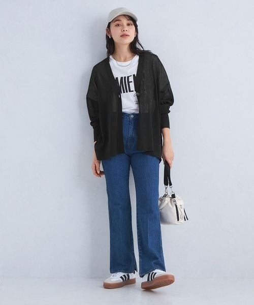 カーディガン×スニーカーコーデの女性
