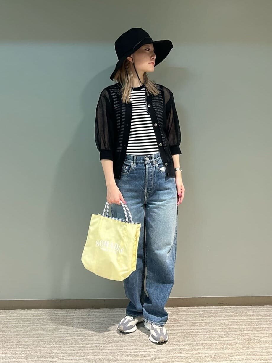 クリーム色のバッグを持った女性