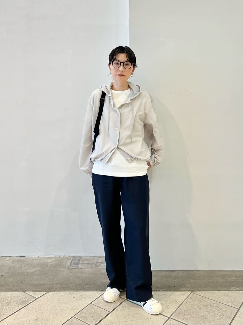 フードシャツを着た女性